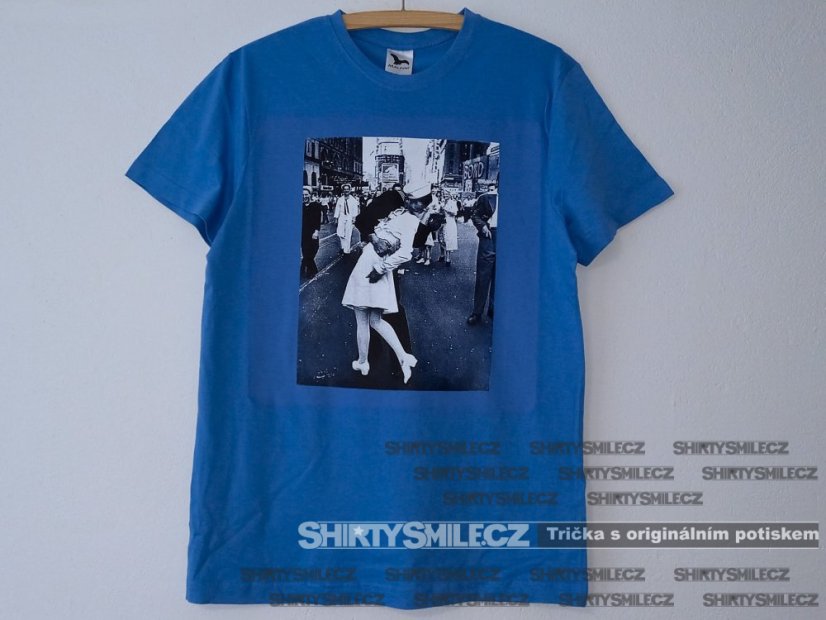 Tričko polibek na Times Square - Střih: pánské, Barva: bordó, Velikost: S