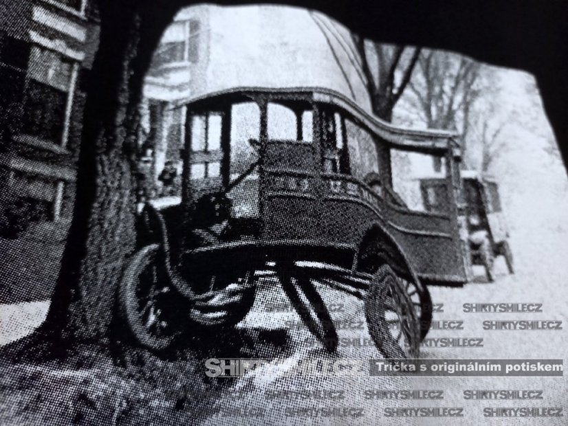tričko nehoda poštovního auta detail