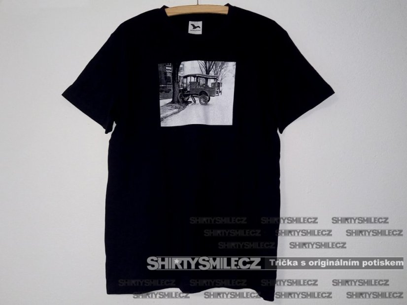 černé tričko nehoda poštovního auta pánské reálná fotografie