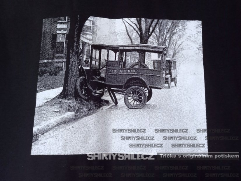 černé tričko nehoda poštovního auta náhled motivu
